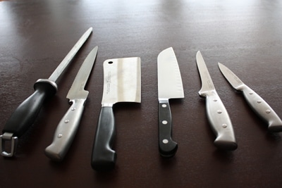  Fundamentele bucătăriei: Cele 6 cuțite pe care orice bărbat ar trebui să le aibă în bucătărie (și cum să le perfecționăm)