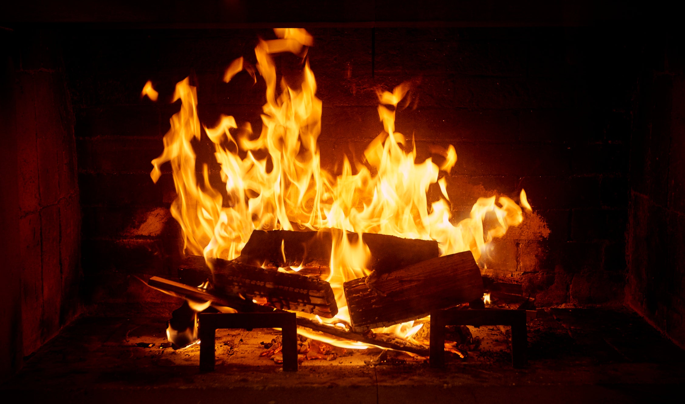  Cum să faci un foc de șemineu fără să te scoți cu fum din casă